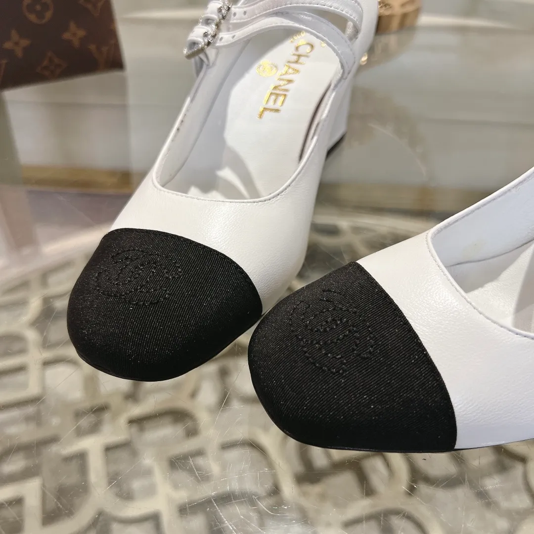 👟👟Ex-factory price 520👟👟 Women's Shoes Factory 𝐂𝐇𝐀𝐍𝐄𝐋 | Xiaoxiang 2025 Mary Jane Shoes Macaron Series ❤️ 2025 Spring and Summer New Xiaoxiang Mary Jane Shoes Series New〰 🍬 A must in the fashion circle, the matching will demonstrate meticulous minimalism Classic elements that will never fade away 💋 Show unique dressing style and it’s too beautiful to say anything. A must-have for summer... Upper: Sheepskin Lining: Sheepskin Outsole: Genuine leather sole Shoe size: 35-41 (40 and 41 customizations are non-refundable) Heel height: 1.5cm/6cm
